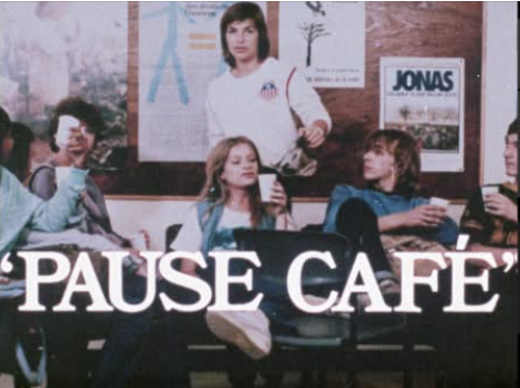 Capture d’écran du générique de la série Pause Café : des lycéens attablés prennent un café, une jeune femme debout leur sert à boire